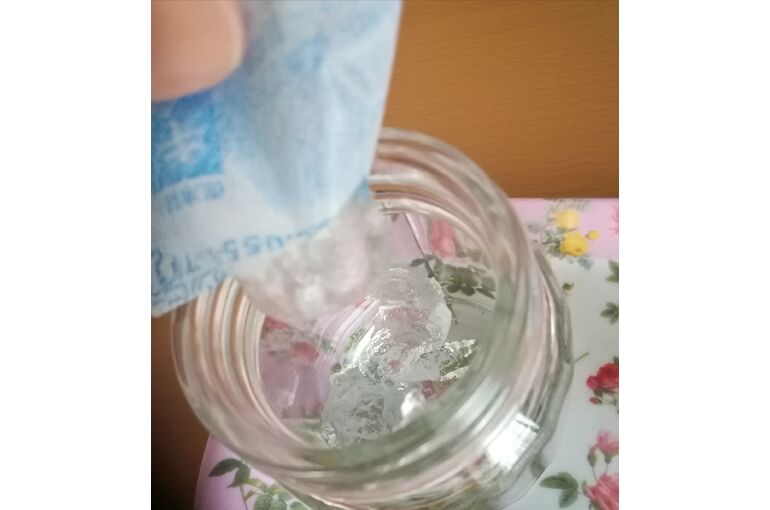 保冷剤で消臭剤作りイメージ